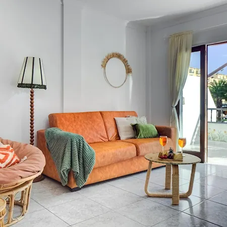 7 Min L Pool L Wifi L Sunbeds L Kid Friendly Apartment