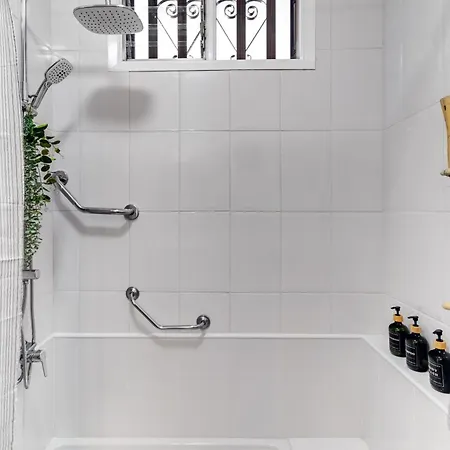 7 Min L Pool L Wifi L Sunbeds L Kid Friendly Apartment *